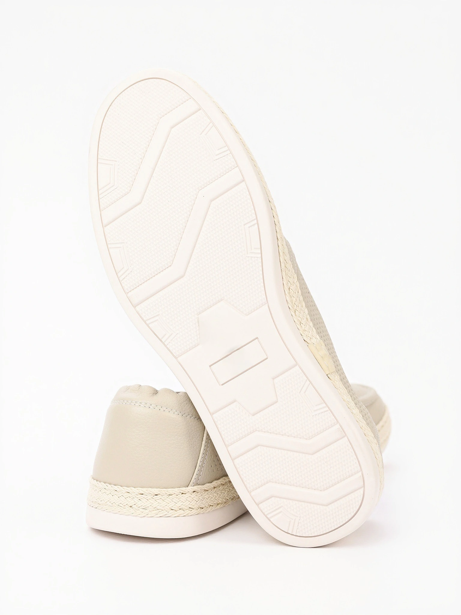 Мокасины светло-серого цвета с перфорацией на низкой подошве